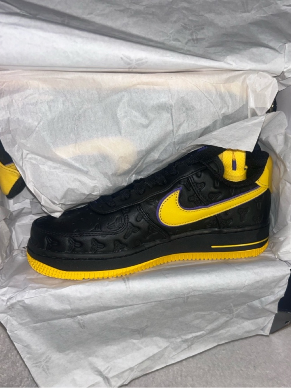 Nike Air Force 1 Low Kobe Bryant
"Lakers Away." (Numbered Edition 2945/8000)